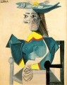 Femme assise au chapeau poisson 1942 Cubismo